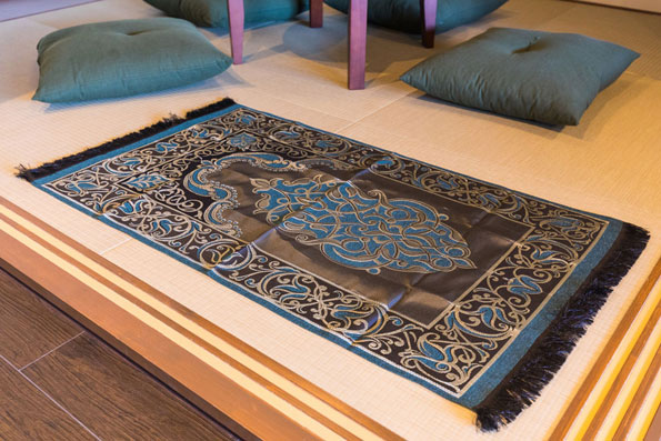 We provide Muslim guests with a prayer mat, a map for Kyoto Mosque, and other useful information such as halal food.